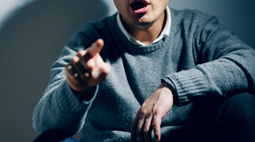 A man points his finger and expresses accusations of defamation per se
